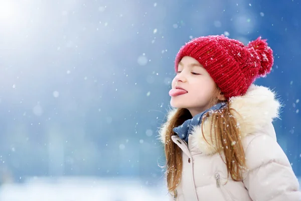 Menina no parque de inverno — Fotografia de Stock