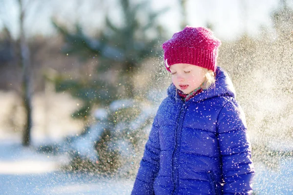 Klein meisje in winterpark — Stockfoto