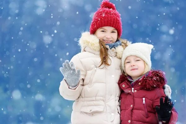Petites filles dans le parc d'hiver — Photo