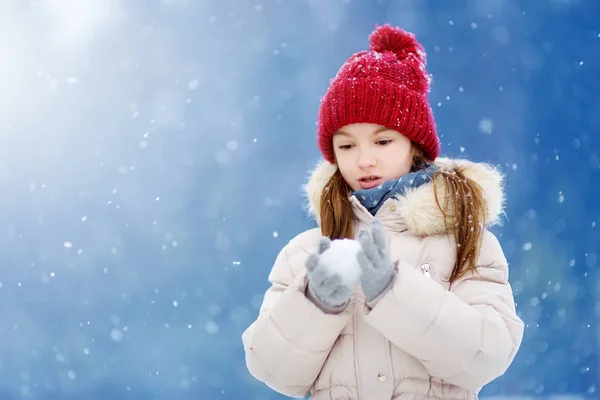겨울 공원의 작은 소녀 — 스톡 사진