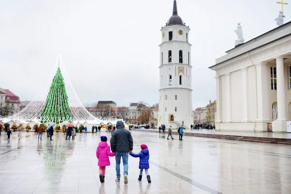 Familia cerca de Árbol de Navidad en Vilna — Foto de Stock