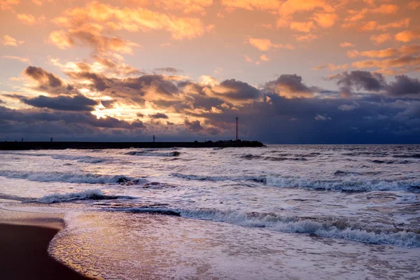 Coucher de soleil sur la mer Baltique en hiver — Photo