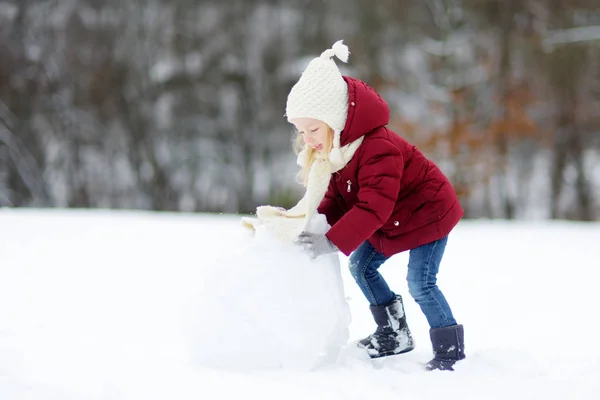 Bambina nel parco invernale — Foto Stock