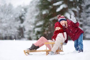 küçük kızlar kış Park
