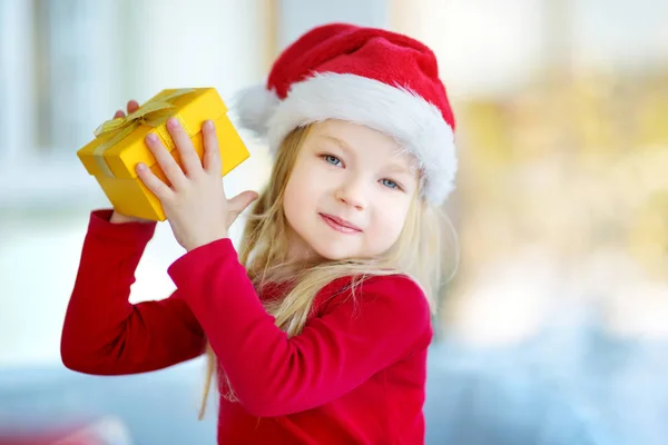 Ragazza indossa il cappello di Babbo Natale con regalo — Foto Stock