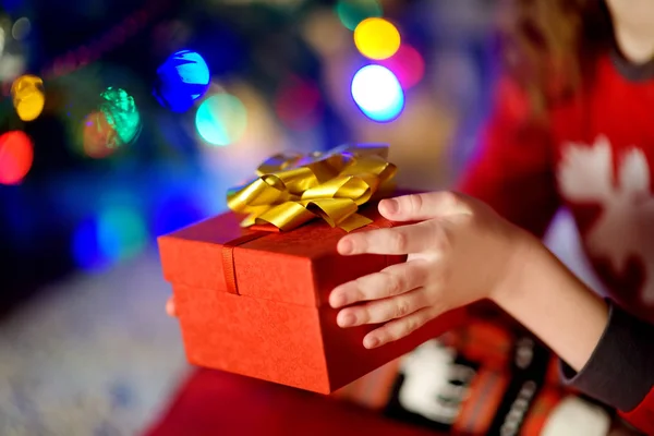 Niño sosteniendo regalo en Nochebuena —  Fotos de Stock
