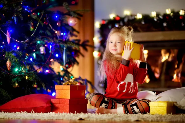 Menina com presentes perto da árvore de Natal — Fotografia de Stock