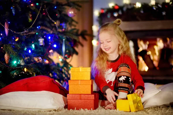 Liten flicka med gåvor nära julgran — Stockfoto