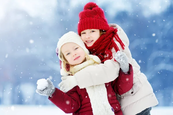 Kleine Mädchen im Winterpark — Stockfoto