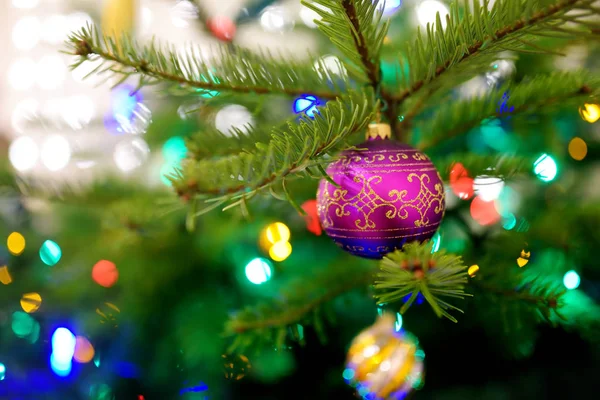 Λαμπερά στολίδια στο χριστουγεννιάτικο δέντρο — Φωτογραφία Αρχείου