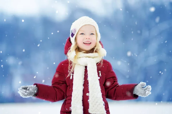 Маленькая девочка в зимнем парке — стоковое фото
