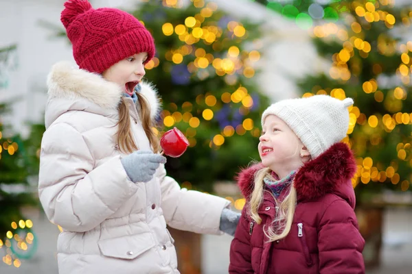 Petites sœurs au marché de Noël — Photo