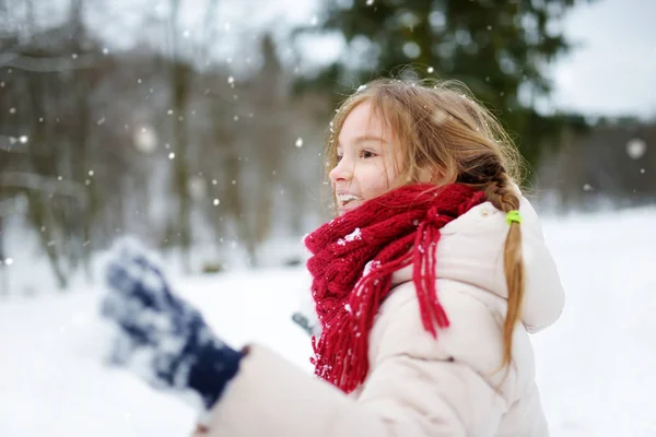 Menina no parque de inverno — Fotografia de Stock