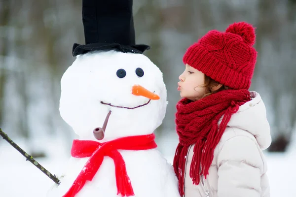 Menina fazendo boneco de neve — Fotografia de Stock