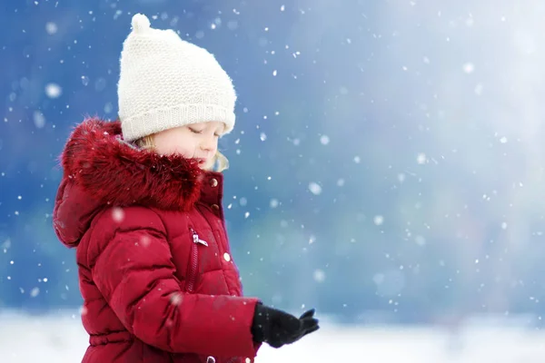 Little girl in winter park — Stock Photo, Image