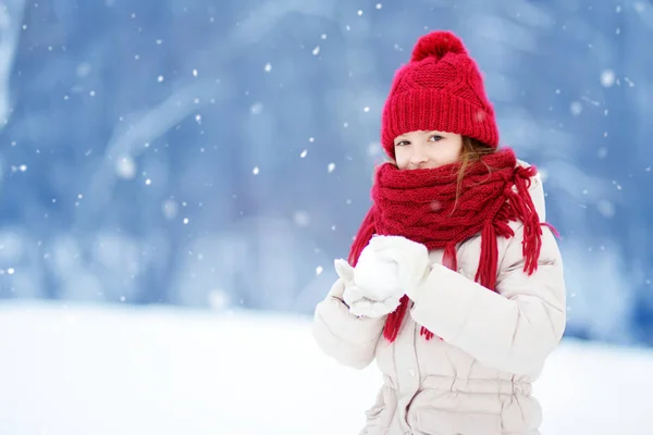Little girl in winter park — Stock Photo, Image