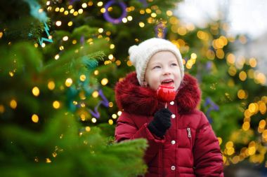 Kırmızı elma şeker kız