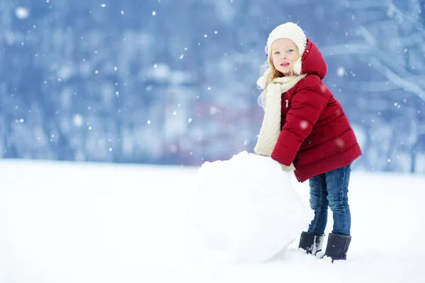 小さな女の子作る雪だるま — ストック写真