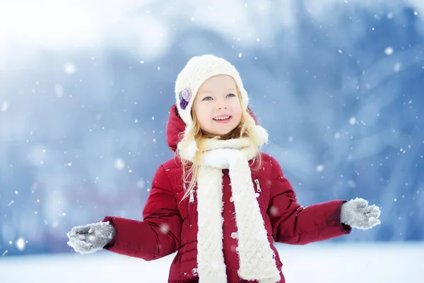 Mała dziewczynka w zimowym parku — Zdjęcie stockowe