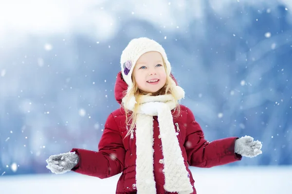 Menina no parque de inverno — Fotografia de Stock