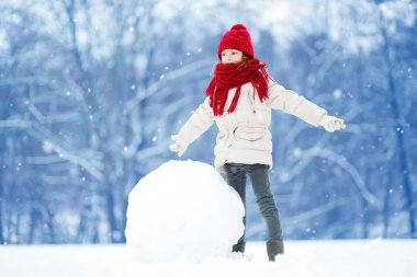 küçük kız yapma kardan adam