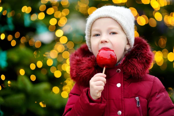 Kırmızı elma şeker kız