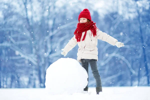 Μικρό κορίτσι κάνοντας χιονάνθρωπος — Φωτογραφία Αρχείου