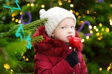 Kırmızı elma şeker kız