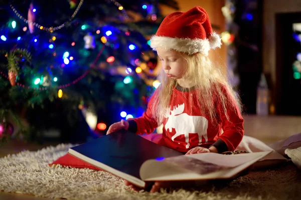 Menina leitura livro no Natal — Fotografia de Stock