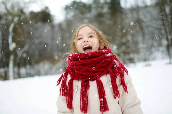 Little girl in winter park — Stock Photo, Image