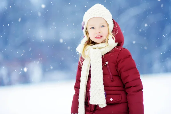 Niña en el parque de invierno — Foto de Stock