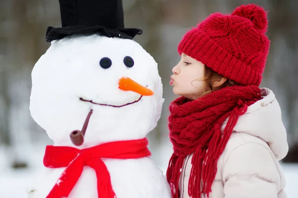 küçük kız yapma kardan adam