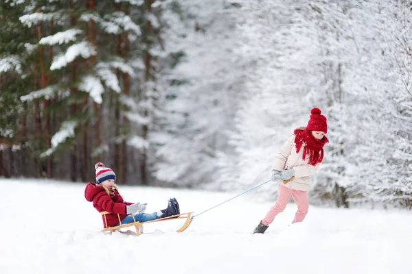 Маленькие девочки в зимнем парке — стоковое фото