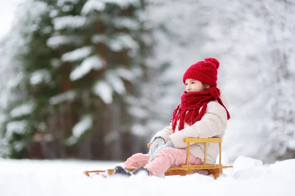 Bambina nel parco invernale — Foto Stock