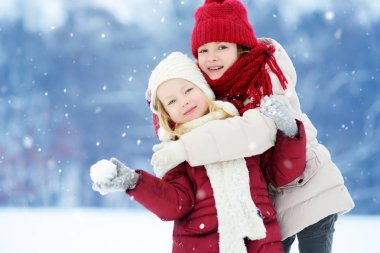 küçük kızlar kış Park