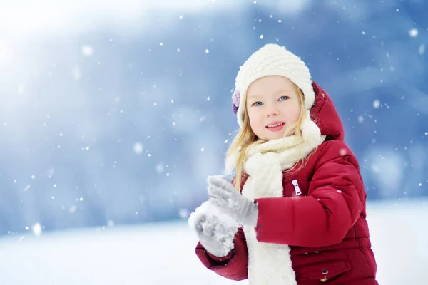 Menina no parque de inverno — Fotografia de Stock