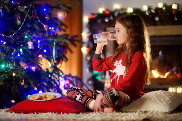 Petite fille avec du lait et des biscuits à Noël — Photo