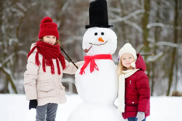 两个小女孩做雪人 — 图库照片