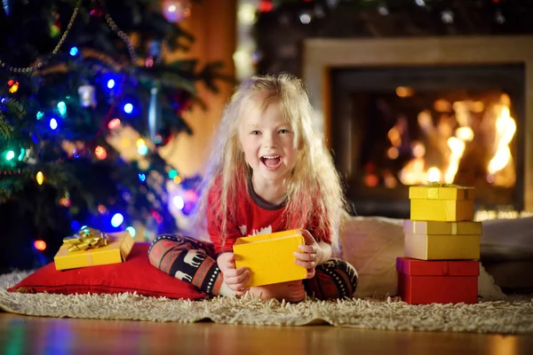 Meisje met geschenken in de buurt van de kerstboom — Stockfoto