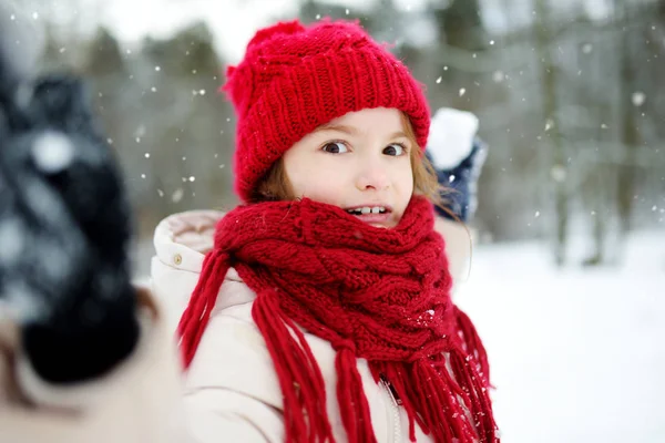 Klein meisje in winterpark — Stockfoto