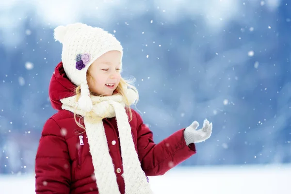 Little girl in winter park — Stock Photo, Image