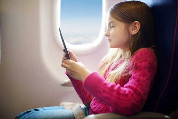 Очаровательный маленький ребенок, путешествующий на самолете — стоковое фото