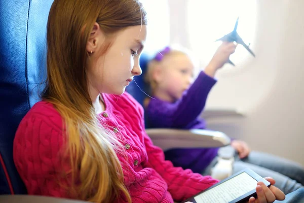 Очаровательные маленькие дети, путешествующие на самолете — стоковое фото