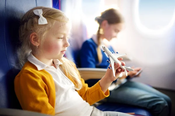 Adorables niñas viajando en un avión — Foto de Stock