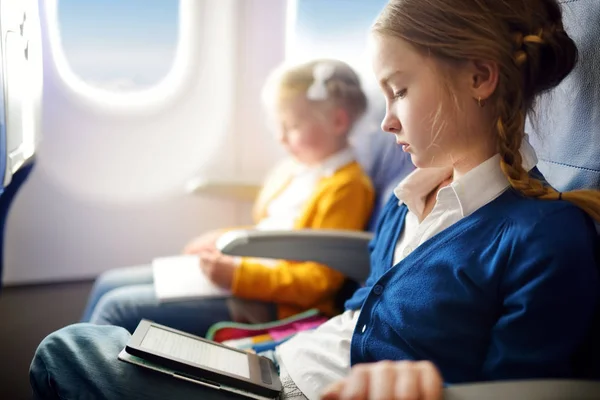 Очаровательные маленькие девочки путешествуют на самолёте — стоковое фото