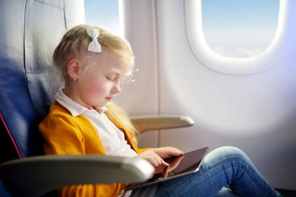 Очаровательная маленькая девочка, путешествующая на самолёте — стоковое фото