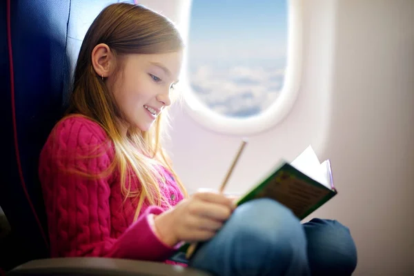 Очаровательный маленький ребенок, путешествующий на самолете — стоковое фото