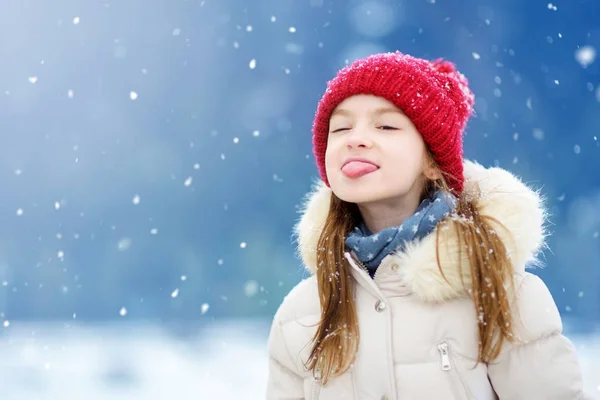 Niedliches Kind spielt im Schnee. — Stockfoto