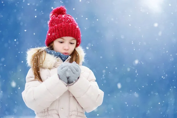 Ute kind spelen in een sneeuw. — Stockfoto