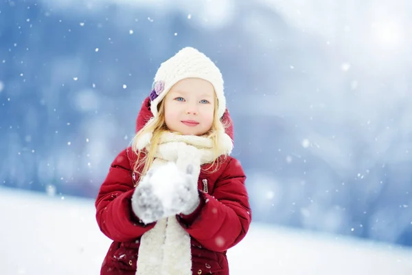 Schattig kind spelen in een sneeuw. — Stockfoto